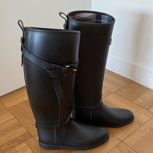 Burberry riding rain boots